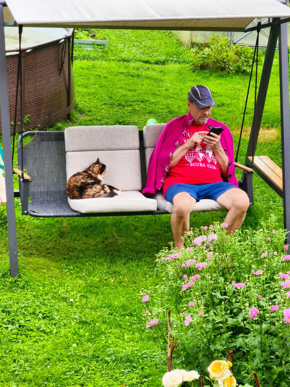 Уличные трехместные качели Royal Family LOAN c серыми подушками: отдых в зелени сада